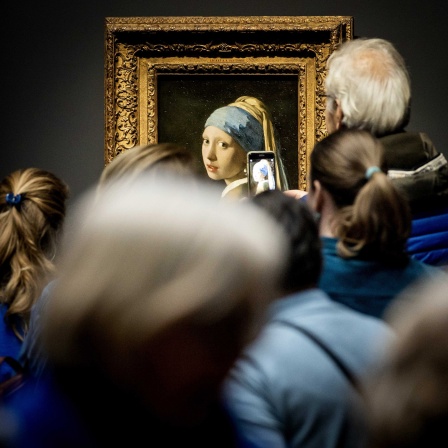 Das Gemälde Mädchen mit Perlenohrring von Johannes Vermeer während der Eröffnung der Vermeer-Ausstellung im Rijksmuseum in Amsterdam