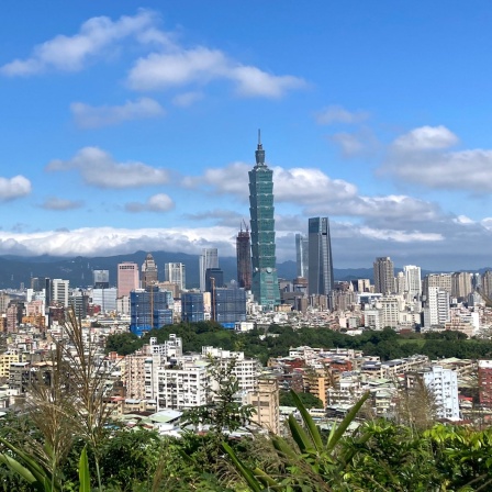 Die Millionen-Metropole Taipeh liegt im Norden Taiwans, ist Hauptstadt und Regierungssitz. Taipeh wird von der Stadt Neu-Taipeh komplett umschlossen, gemeinsam bilden sie den größten Ballungsraum des Inselstaats.