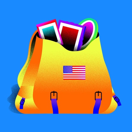 Grafik von einem geöffneten gelben Militärrucksack, mit einer Applikation der USA Flagge. Aus dem Rucksack schauen verschiedene gerahmte Bilder heraus. 