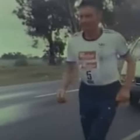 Der Ultra-Marathonläufer Cliff Young bei seinem 875-Kilometer-Lauf 1983 in Australien