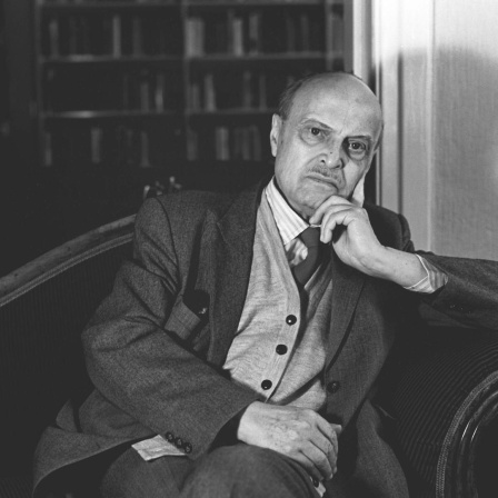Ein Schwarzweiß-Fotografie des  Autors und Publizisten Sebastian Haffner.S