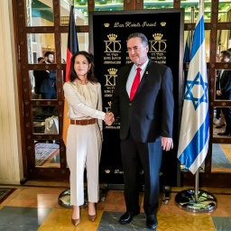 Bundesaußenministerin Annalena Baerbock (Bündnis 90/Die Grünen) und der Außenminister von Israel, Israel Katz, begrüßen sich in einem Hotel in Jerusalem vor einem Gespräch.