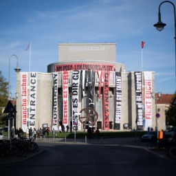 Die Fassade der Volksbühne wird im Rahmen des Aktionstag #BerlinistKultur gegen drohende Kürzungen im Berliner Kulturbereich mit Bannern von Aufführungen verhüllt.