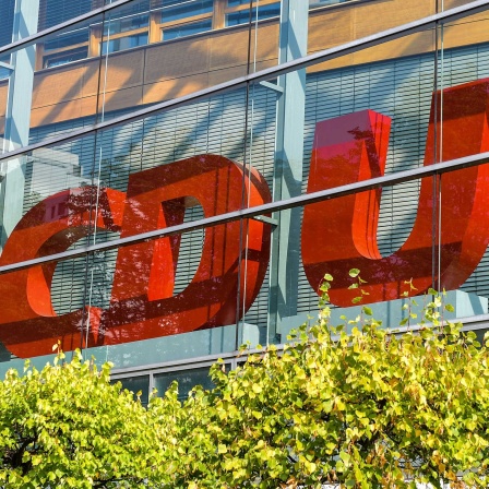CDU-Parteizentrale mit grünen Büschen (2020)