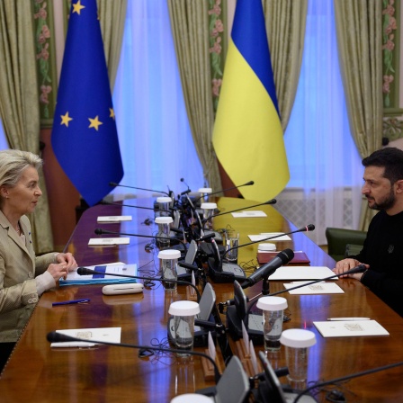 Wolodymyr Selenskyj (r), Präsident der Ukraine, sitzt mit Ursula von der Leyen, Präsidentin der Europäischen Kommission, für ein bilaterales Einzelgespräch im Mariinsky-Palast an einem Tisch.