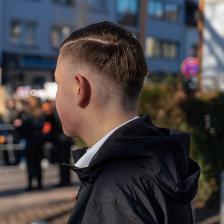 Aufnahme eines jungen Mannes von hinten