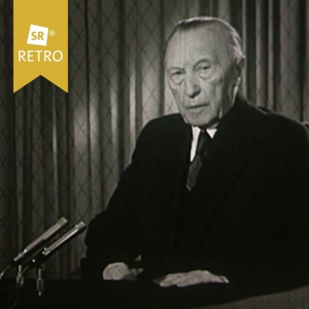 Konrad Adenauer vor Mikrofonen