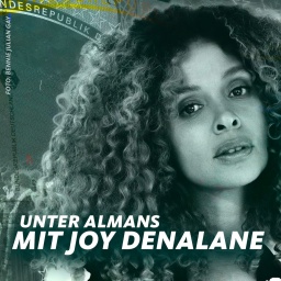 Sängerin Joy Denalane schaut auf dem Foto in die Kamera. Dahinter ist das Logo vom Podcast Unter Almans zu sehen.