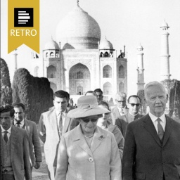 Bundespräsident Heinrich Lübke und seine Frau Wilhelmine besuchten am 29.11.1962 das berühmte Mausoleum Tadsch Mahal in Agra (Indien).