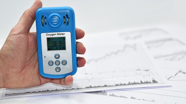 CO2-Messgerät wird von einem Mann gehalten (Quelle: IMAGO / agefotostock)
