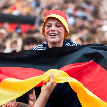 Ein junger Fan in der Fanzone in Berlin