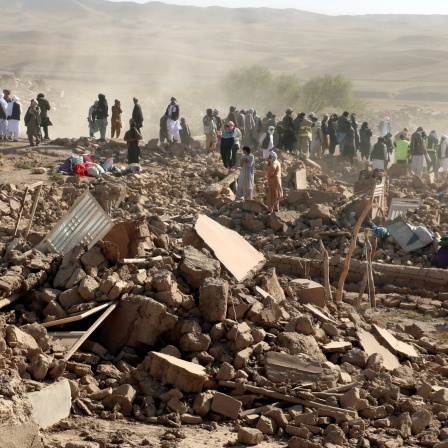 Afghanische Männer suchen nach einem Erdbeben in der Provinz Herat im Westen Afghanistans nach Opfern.