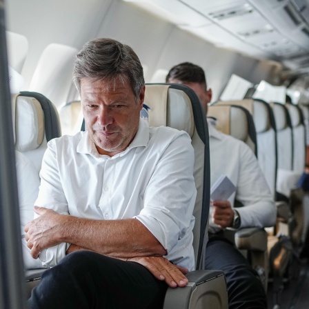 Robert Habeck (Bündnis 90/Die Grünen), Bundesminister für Wirtschaft und Klimaschutz und Vizekanzler, sitzt auf dem Flug von Berlin nach Montreal im Airbus A340 der Luftwaffe mit Mitarbeitern zusammen