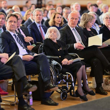 Regierender Bürgermeister von Berlin, sitzt während einer Gedenkveranstaltung des Berliner Senats und Abgeordnetenhauses im Fest- und Wappensaal des Roten Rathauses neben Margot Friedländer, Zeitzeugin und Holocaust-Überlebende.