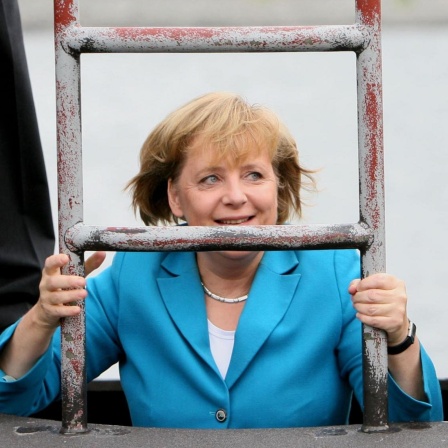 Bundeskanzlerin Angela Merkel (CDU) steigt am 31.08.2006 bei ihrem Besuch der Marine in Rostock-Warnemünde durch eine Luke in das U-Boot des neuen Typs 212 A. Nach der Besichtigung des U-Boots startet sie zu einer mehrstündige Fahrt an Bord der Fregatte «Sachsen». Merkel will sich nach Angaben der Marine über den Einsatzausbildungsverband der Flotte informieren, der derzeit mit zwei Fregatten, sechs Schnellbooten, zwei Minen-Jagdbooten und einem U-Boot sein jährliches Manöver in der Ostsee abhält. Foto: Jens Büttner +++(c) dpa - Report+++