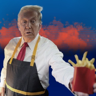 Der republikanische Präsidentschaftskandidat und ehemalige Präsident Donald Trump serviert eine Pommes-Bestellung, bei einem Besuch bei McDonald's in Feasterville-Trevose, Pa., Sonntag, 20. Oktober 2024.