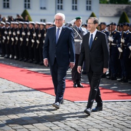Isarels Präsident geht mit Bundespräsident Steinmeier über den roten Teppich vor dem Schloss Bellevue.