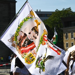 Ein Teilnehmer der Reichsbürgerdemonstration hält eine Fahne mit einem Kaiserabbild. Zur Demonstration der "Reichsbürger"-Szene waren die Teilnehmer aus der gesamten Bundesrepublik angereist.