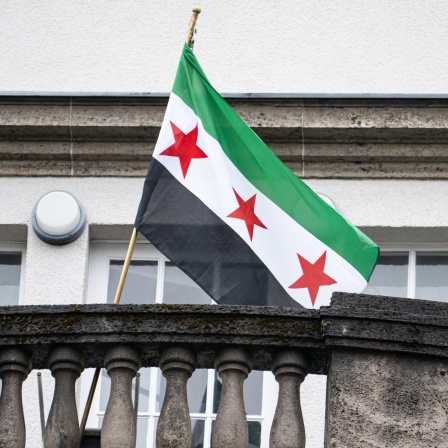 Die Flagge der syrischen Revolution weht auf dem Balkon der syrischen Botschaft. (Bild: picture alliance/dpa/Fabian Sommer)