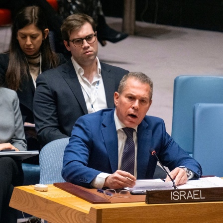 Gilad Erdan (vorne), Botschafter von Israel bei den Vereinten Nationen, spricht im UN-Hauptquartier vor dem Sicherheitsrat der Vereinten Nationen.