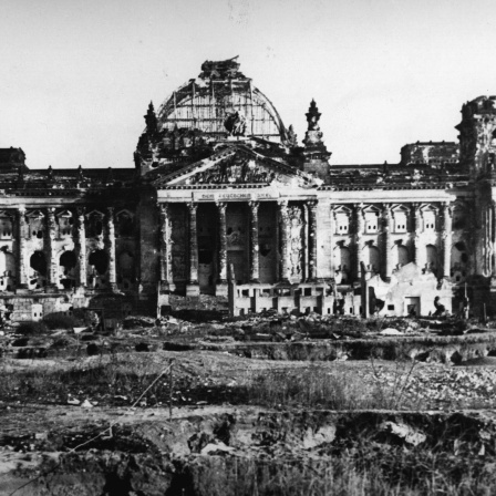 Ansicht des zerstörten Reichstagsgebäudes nach Kriegsende. Foto, 1945.