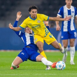 Herthas Michael Cuisance im Zweikampf gegen Braunschweigs Johan Gomez