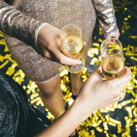 CLOSE-UP OF WOMAN HOLDING DRINK WITH BEER