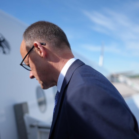 Bundeskanzler Merz steigt in das Flugzeug der Flugbereitschaft. Er reist zu Antrittsbesuchen nach Paris und Warschau.