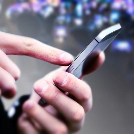 Eine Hand hält ein Smartphone