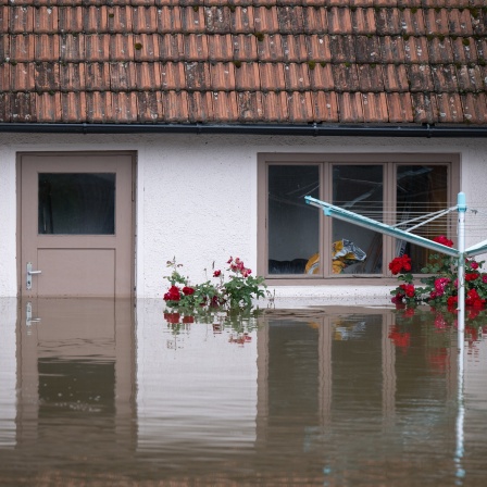 Hochwasser: Ein Wohnhaus steht unter Wasser.