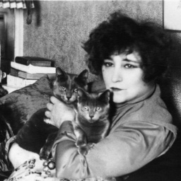 Colette mit Katzen / Foto um 1925 (Sidonie-Gabrielle Colette, franz. Schriftstellerin 28.1.1873 - Paris 3.8.1954)