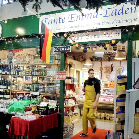 Ein Tante- Emma- Laden bietet in der Markthalle "Marché d`Aligre" in Paris deutsche Spezialitäten zum Kauf an. 