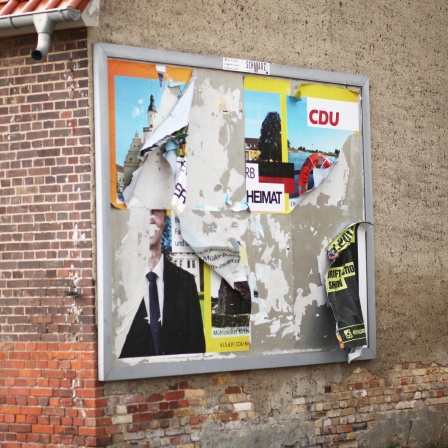 Ein abgerissenes Wahlplakat der CDU hängt an der Wand eines leerstehenden Hauses im Stadtteil Griesen. Auf den verbliebenen Fetzen sind noch der Parteiname und das Wort "Heimat" zu lesen.
