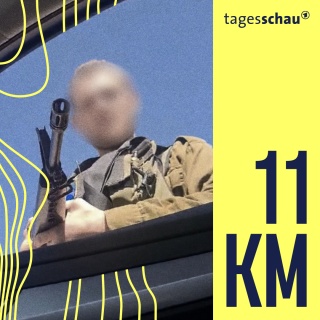 Ein Mann schaut mit einem Gewehr bewaffnet in ein Autofenster des ARD-Korrespondenten Jan-Christoph Kitzler. 