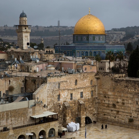 Blick auf die Klagemauer und den Felsendom, zwei der wichtigsten Heiligtümer der Juden und Muslimen, fotografiert am 06.12.2017 in Jerusalem (Israel).