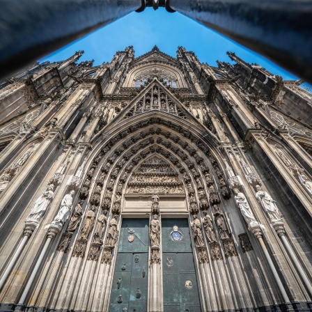 Schräg von unten fotografiert: Das Südportal des Kölner Doms.