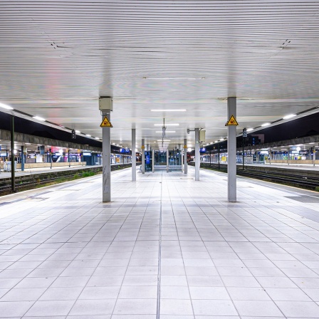 Der Hauptbahnhof in Hannover ist während eines Warnstreiks menschenleer.