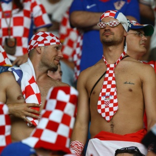 Kroatischer Fußballfan hat seinen Oberkörper nur durch eine Krawatte in den Landesfarben bedeckt: Die &#034;Kroaten&#034; - die sich selbst &#034;Hrvati&#034; nennen - sind zum Namensgeber des Tuches geworden, das wir heute als &#034;Krawatte&#034; kennen
