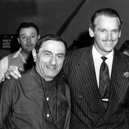 Der Regisseur Ernst Lubitsch ( vorn links) zusammen mit dem Schauspieler Douglas Fairbanks. Er spielte die Hauptrolle in Lubitschs Film, "Die Frau im Hermelin "(Originaltitel: "That Lady in Ermine" von 1948.