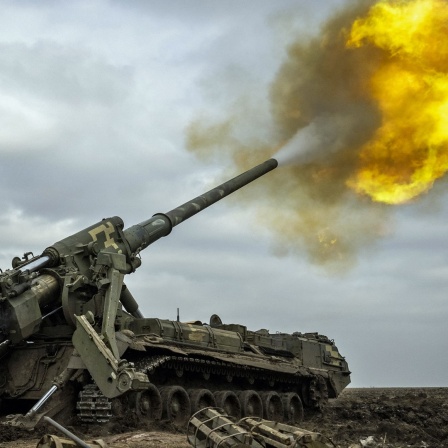 Ukrainische Soldaten feuern eine Artilleriekanone namens 2S7 Pion ab, die auf russische Stellungen an der Front in der Nähe von Bachmut in Tschassiw zielt.