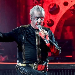 Rammstein Frontsänger Till Lindemann auf der Bühne (Juni 2022).