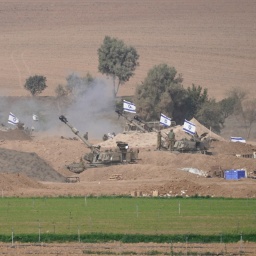 Eine israelische mobile Artillerieeinheit hält eine Position nahe der Grenze zwischen Israel und Gaza. 