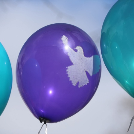 Luftballons bei einem Ostermarsch, auf einem ist eine Friedenstaube zu sehen