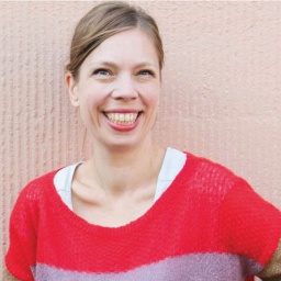 Sarah Zöllner lächelt in die Kamera.