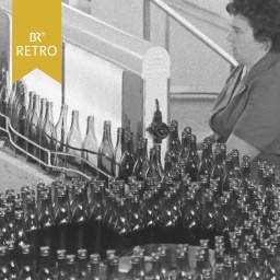 Eine Arbeiterin an einem Fließband mit leeren Flaschen  | Bild: BR Archiv