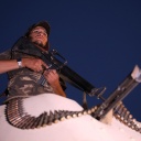 Sicherheitskraft mit Maschinengewehr in Kabul