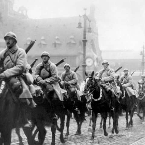 Französische Soldaten marschieren im Ruhrgebiet ein