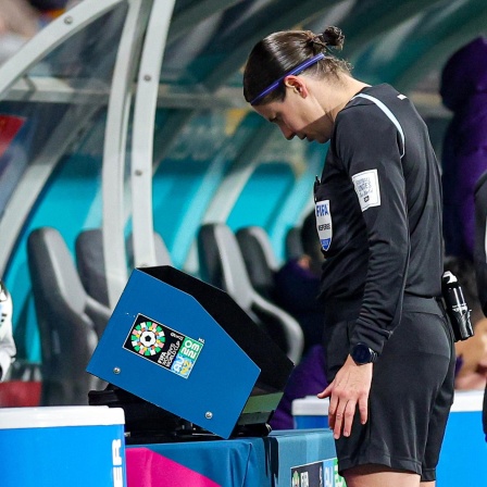 Eine Schiedsrichterin überprüft eine Spielsituation bei der Frauen-WM 