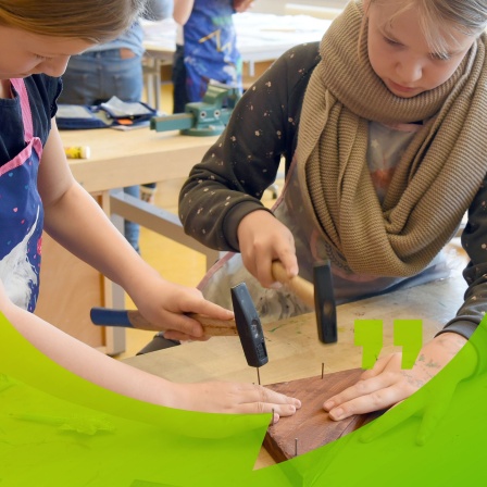 Während eines Werkunterrichtes in der Thomas-Müntzer-Grundschule Schkeuditz bauen Schülerinnen und Schüler einer vierten Klasse mit ihrer Schulleiterin und Lehrerin für Werken.  | Bild: picture alliance/dpa | Waltraud Grubitzsch/HR/BR