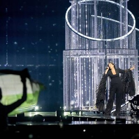 Ein Zuschauer hält eine palästinensische Flagge hoch, während Yuval Raphael bei der Generalprobe für das zweite Halbfinale des Eurovision Song Contests für Israel singt.